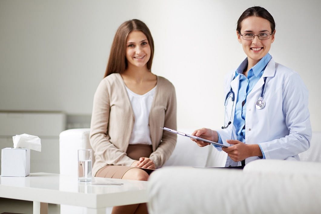 Women can reduce their risk of ectopic pregnancy with regular checkups (Image via Freepik/pressfoto)